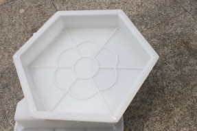 六棱塊護坡塑料模具什么材質(zhì)的好？